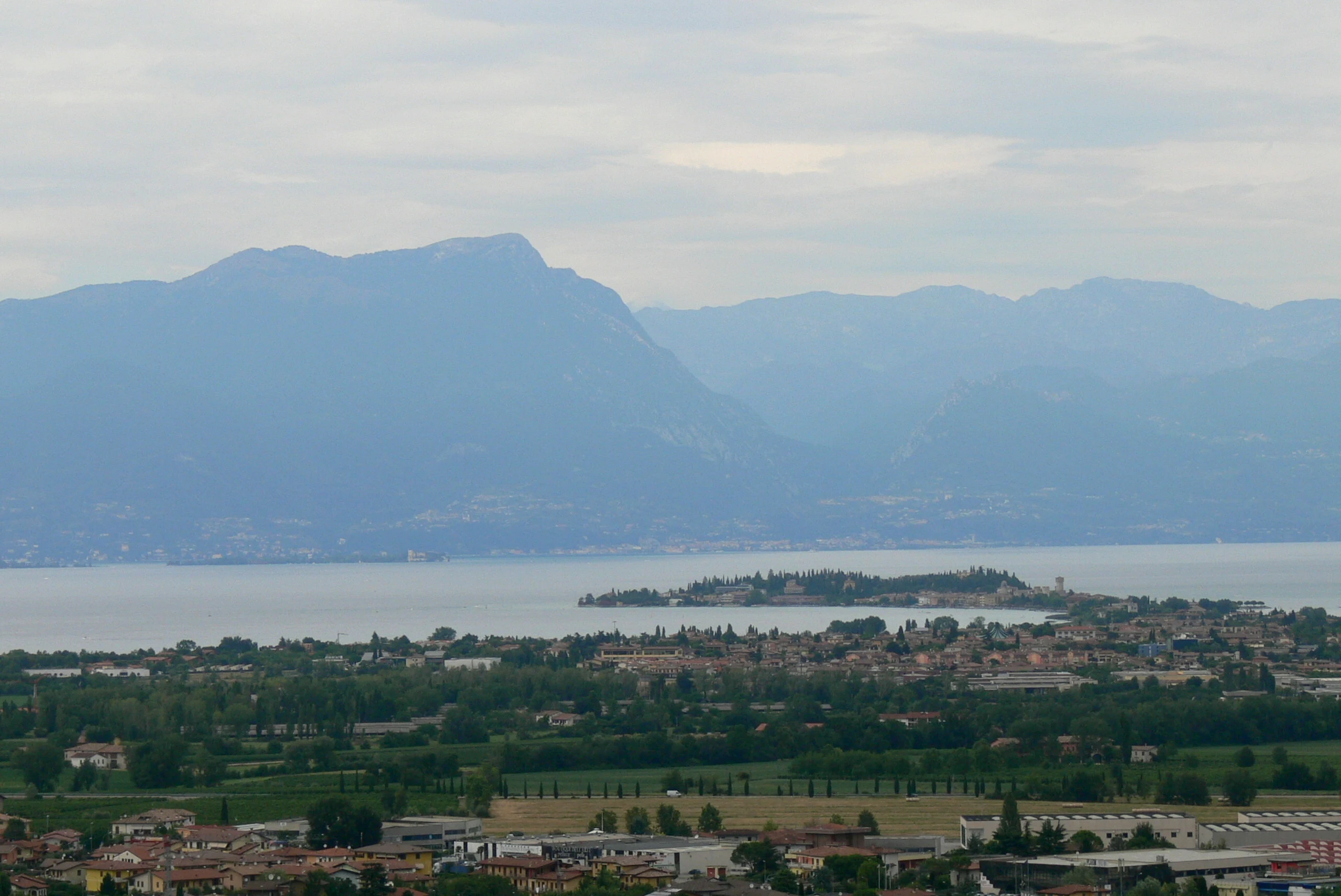 Lago di Garda visto da San Martino della Battaglia - Sirmione sullo sfondo